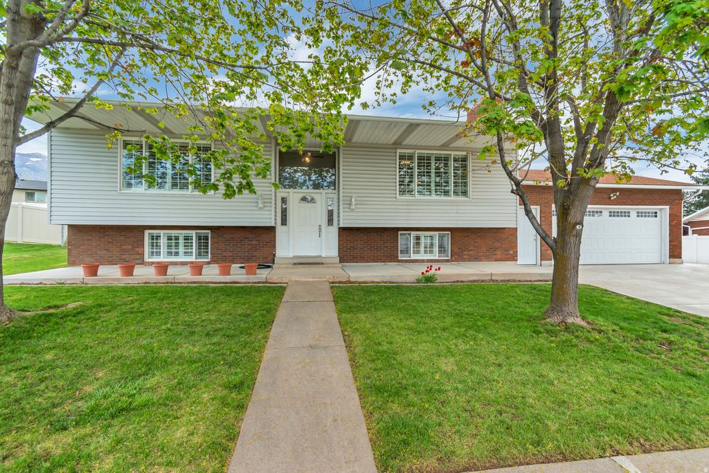 Photo of 634 N ADAMSWOOD RD, Layton, UT 84040 (MLS # 2152628)