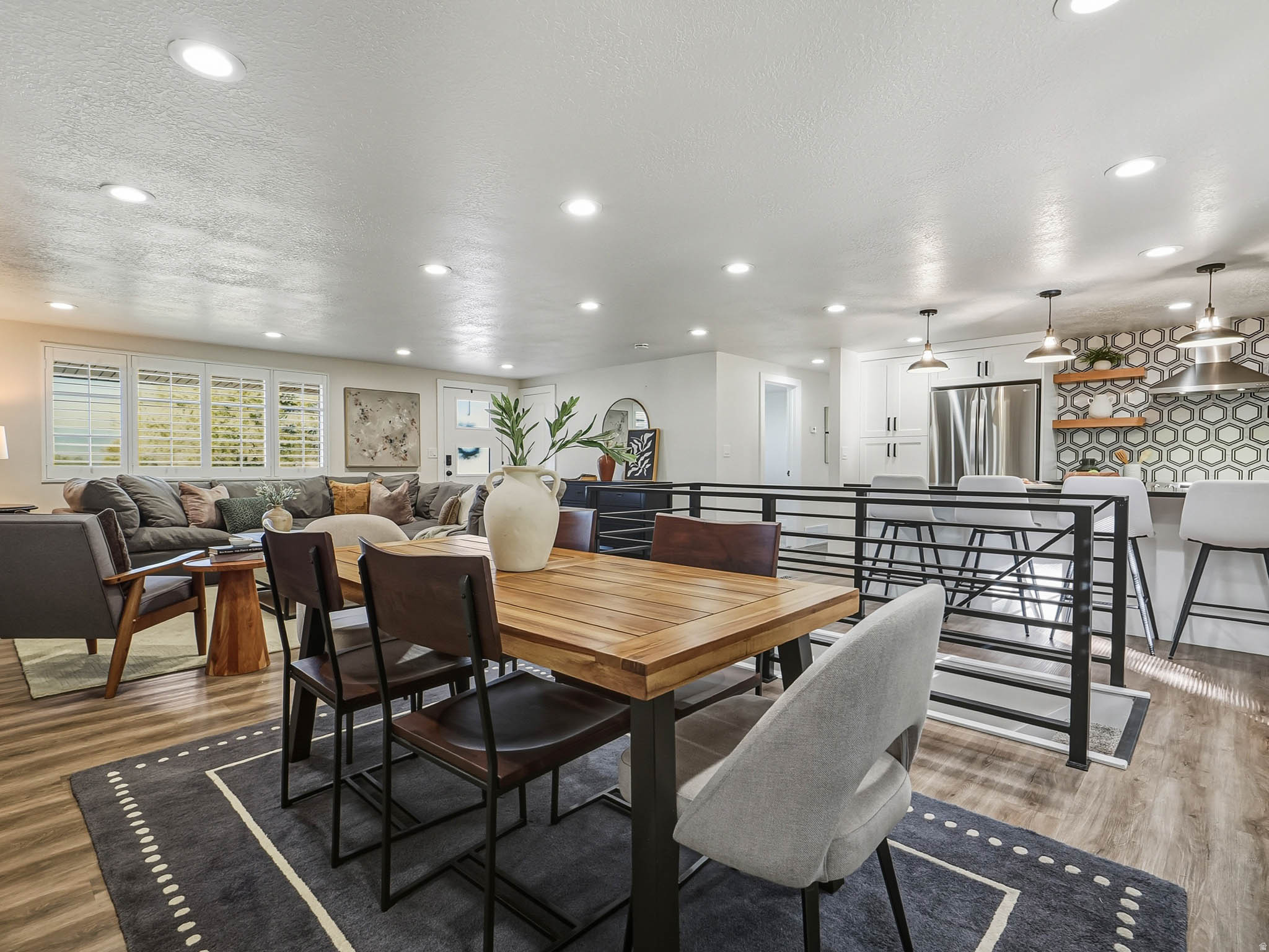 LAZY BAR - Residential