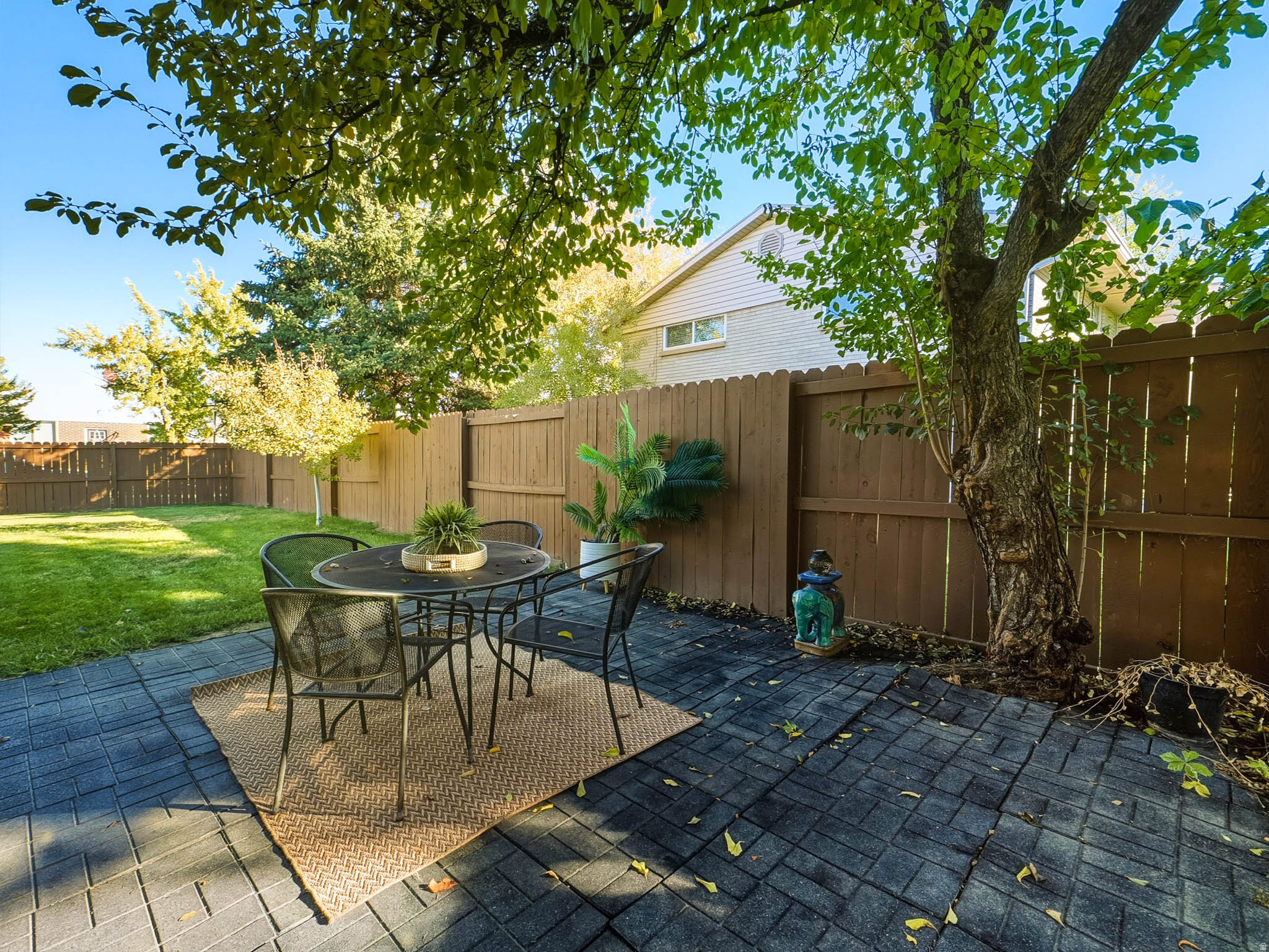 LAZY BAR - Residential