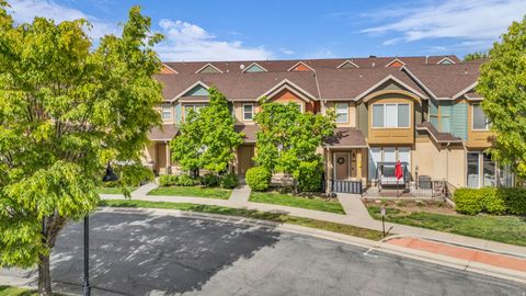 Tiny photo for 943 FARMINGTON XING, Farmington, UT 84025 (MLS # 2152248)