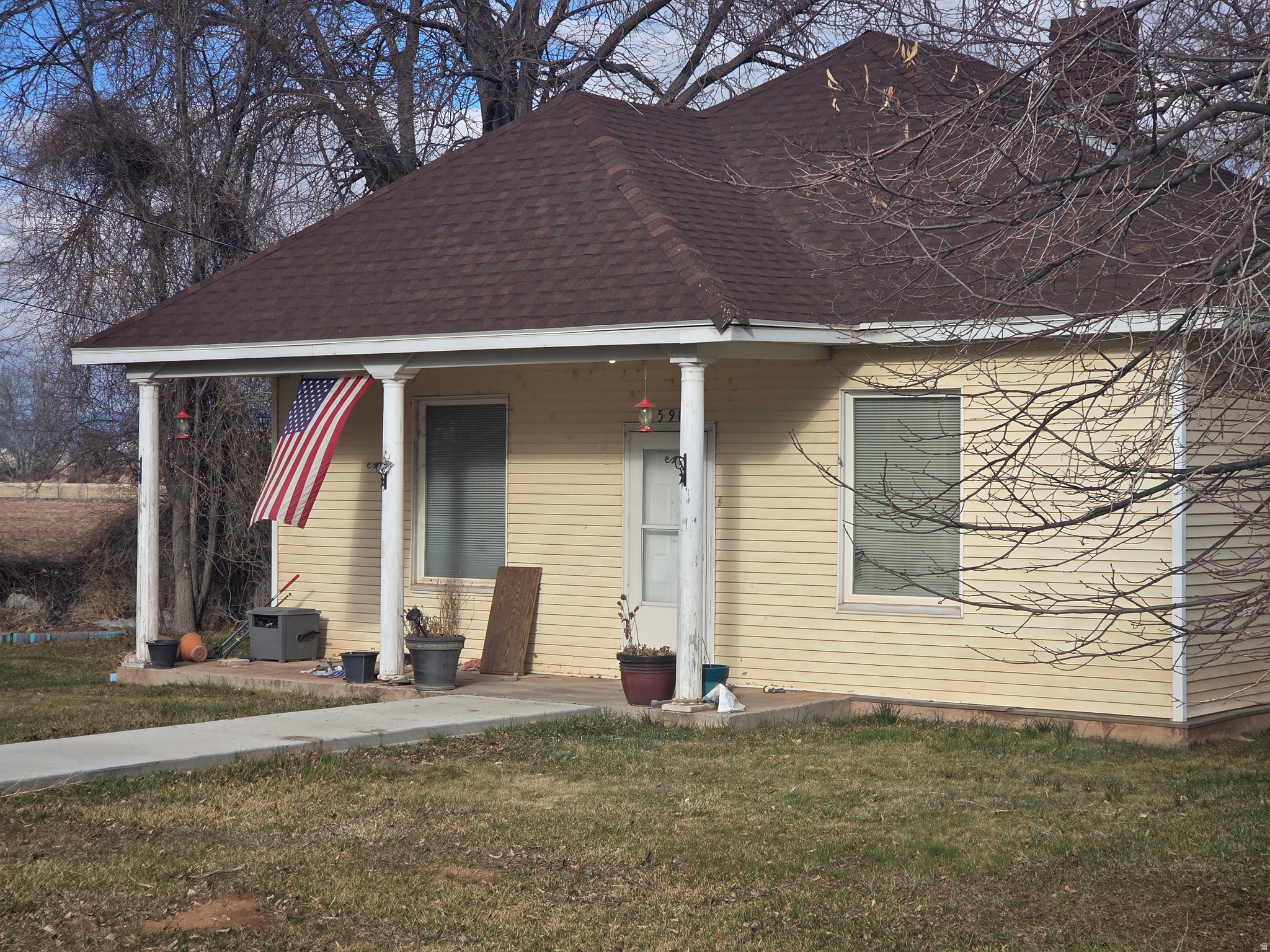 Main image without alt text