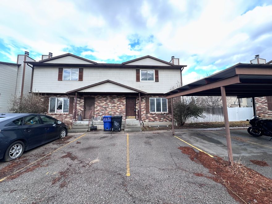 Ideal location walkable to Holladay City Center park, shopping, & restaurants and minutes to I-215.  Great Schools, private fenced backyard, ready for your personal touch.