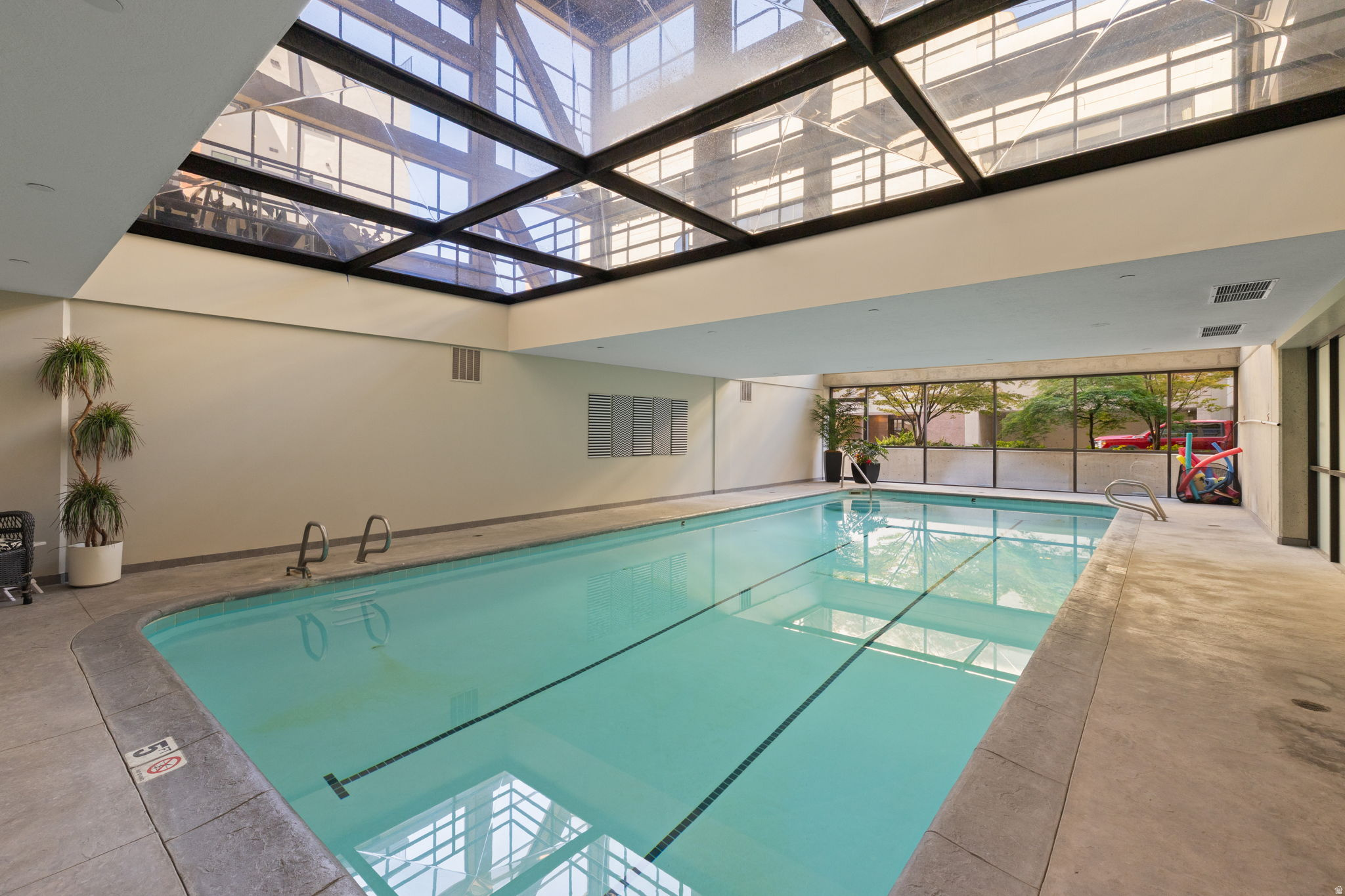 GOVERNORS PLAZA - Residential