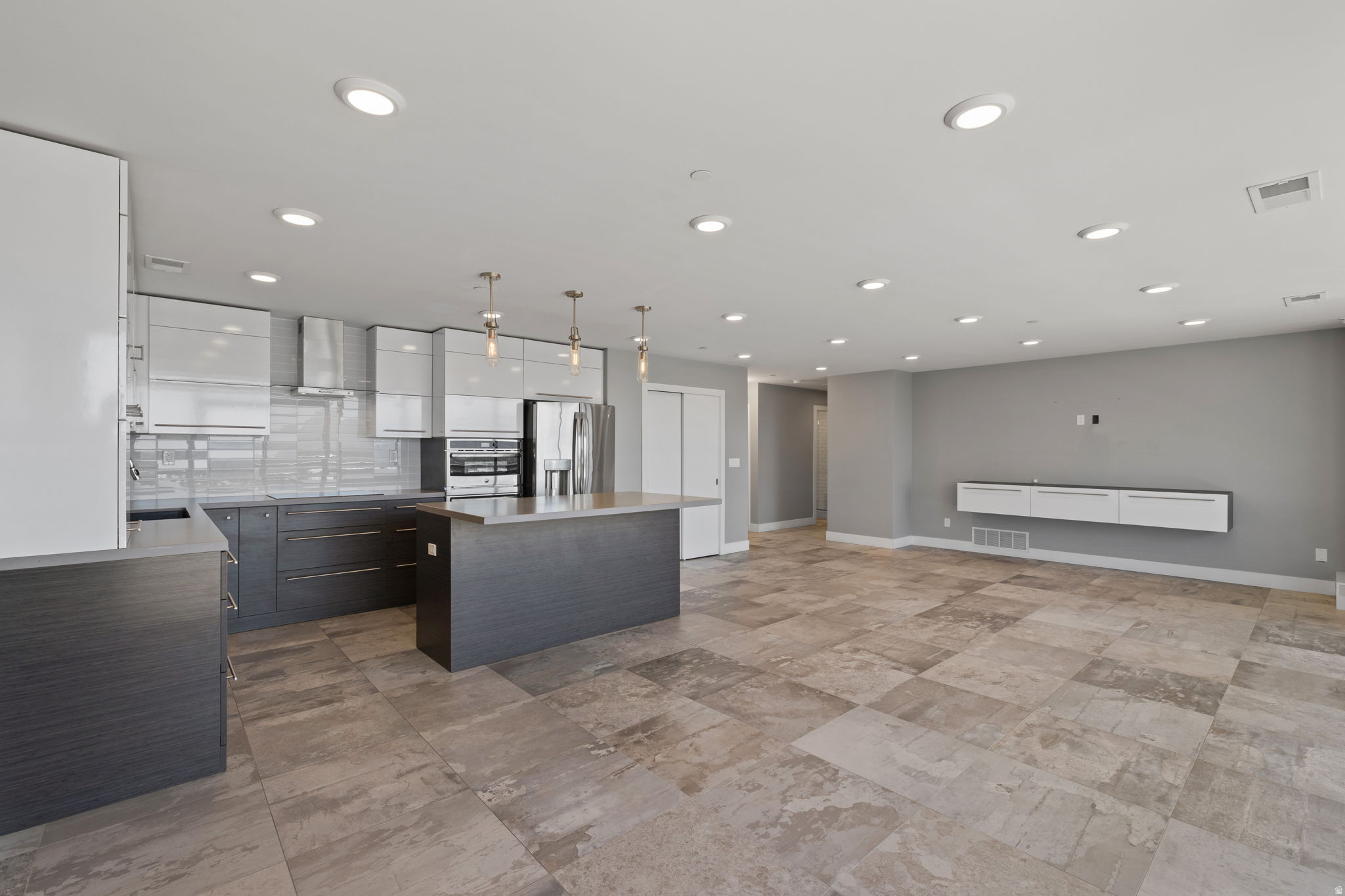 GOVERNORS PLAZA - Residential