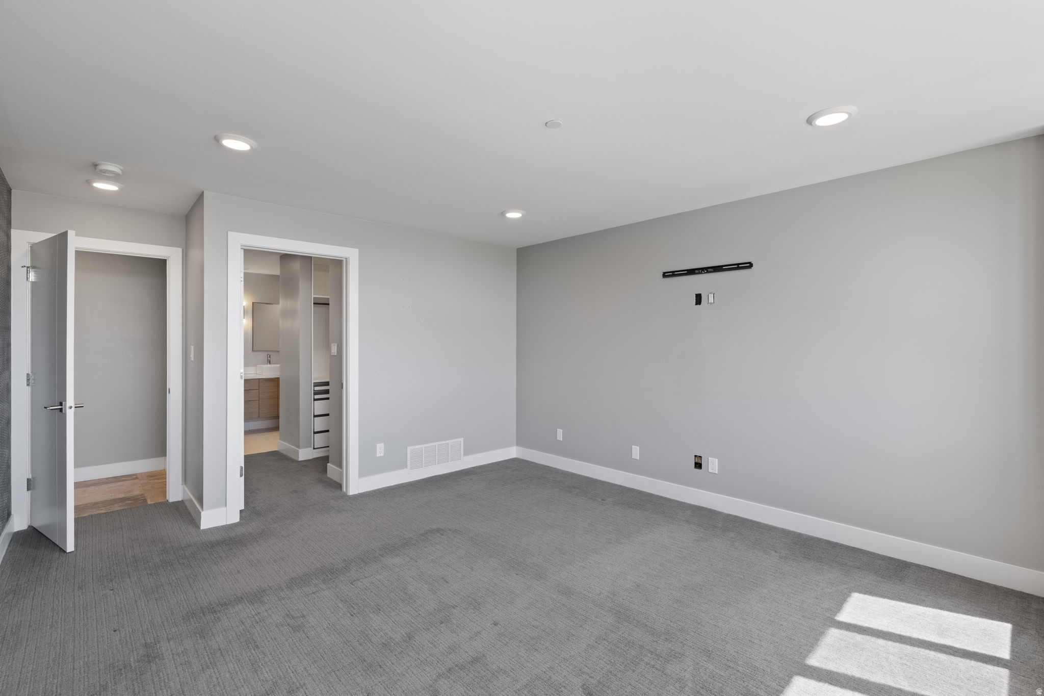 GOVERNORS PLAZA - Residential