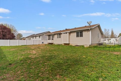 Tiny photo for 1433 W PEBBLECREEK DR, Layton, UT 84041 (MLS # 2147003)