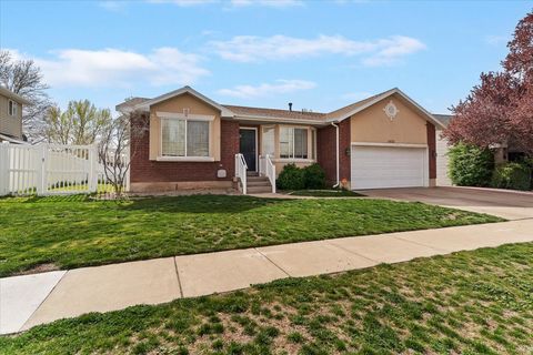 Photo of 1433 W PEBBLECREEK DR, Layton, UT 84041 (MLS # 2147003)