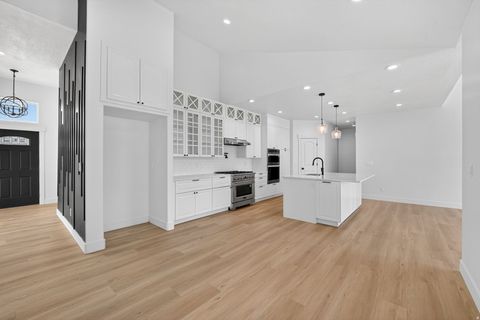 Tiny photo for 572 W 500 N, Mapleton, UT 84664 (MLS # 2145705)