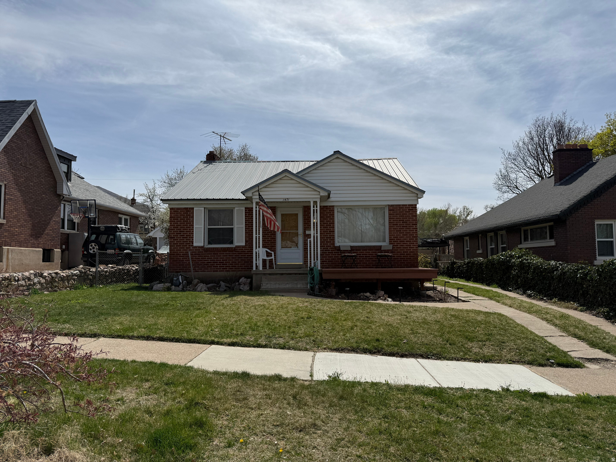 Main image without alt text