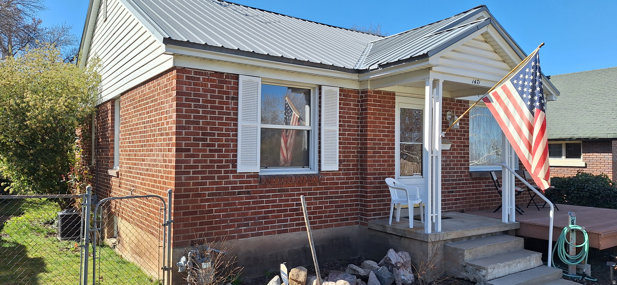 Main image without alt text