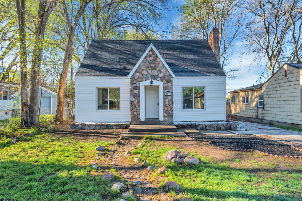 Photo of 1031 OAK ST, Ogden, UT 84401 (MLS # 2149312)