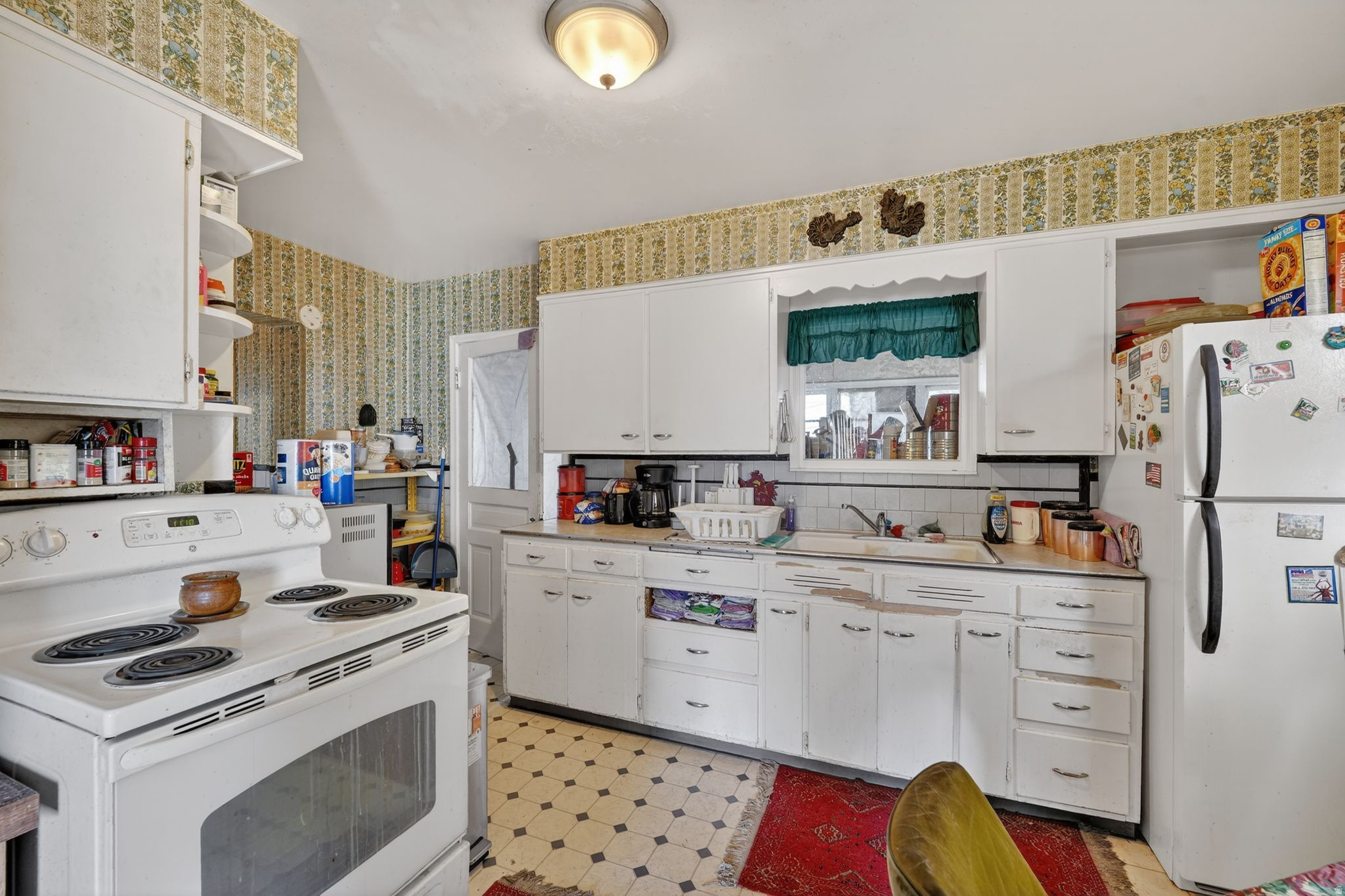 Main image without alt text