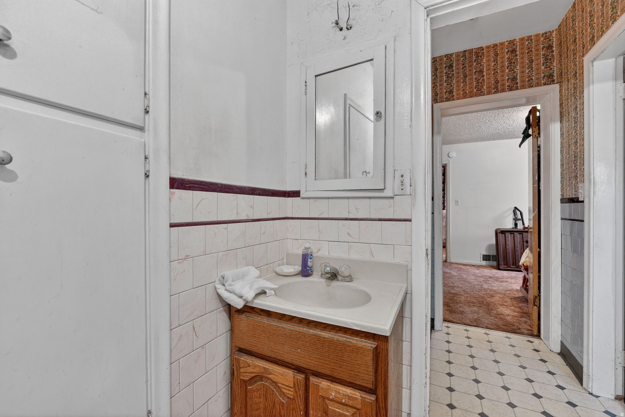 Main image without alt text