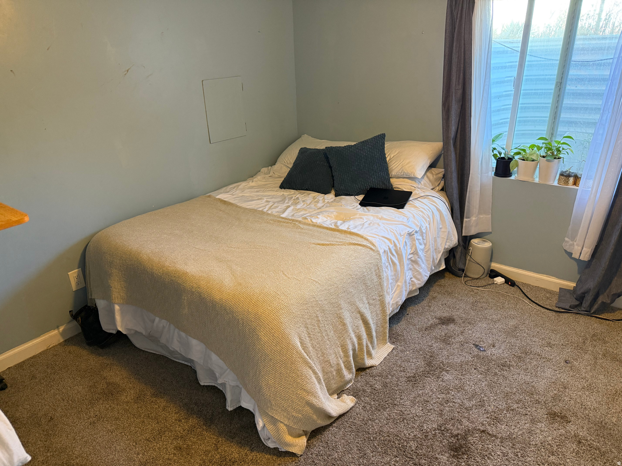 Main image without alt text