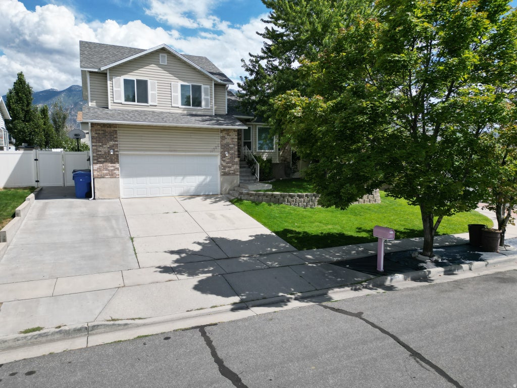 Photo of 11385 S ABBOTTS LN E, Sandy, UT 84070 (MLS # 2184922)
