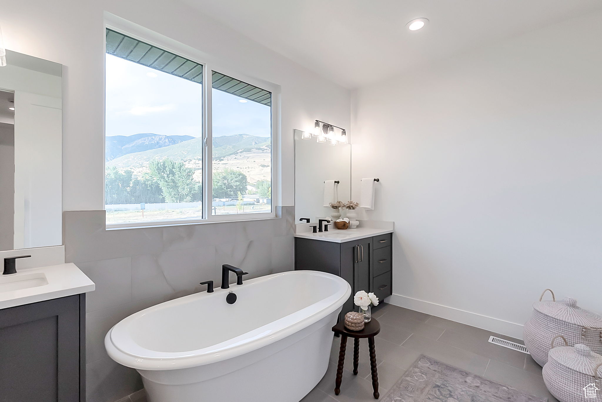 SUMMERHILL LANE - Residential