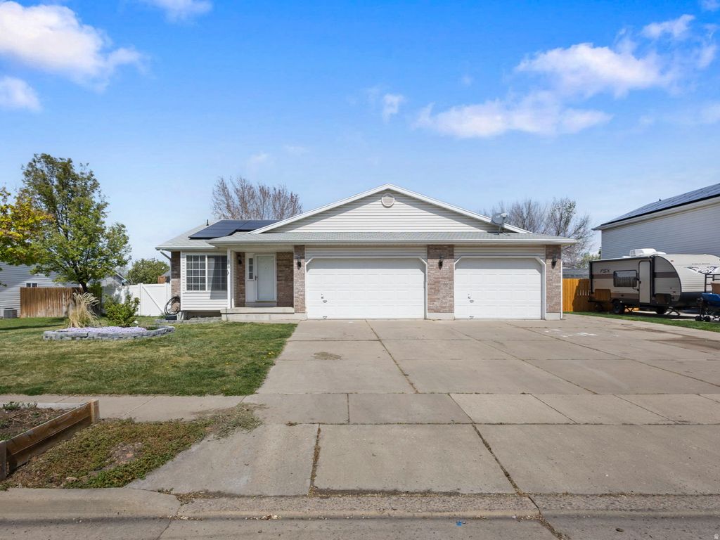 Photo of 568 W 375 N, Clearfield, UT 84015 (MLS # 2149833)