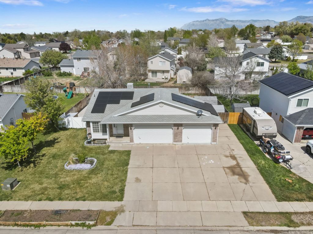 Photo of 568 W 375 N, Clearfield, UT 84015 (MLS # 2149833)