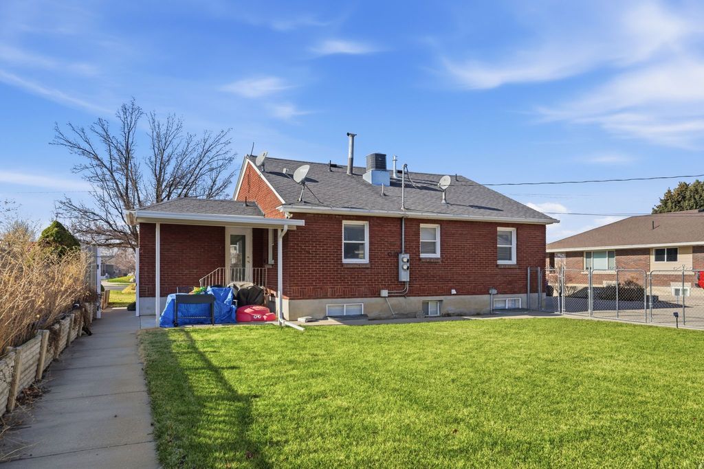 Photo of 1420 N MAIN ST, Bountiful, UT 84010 (MLS # 2135621)