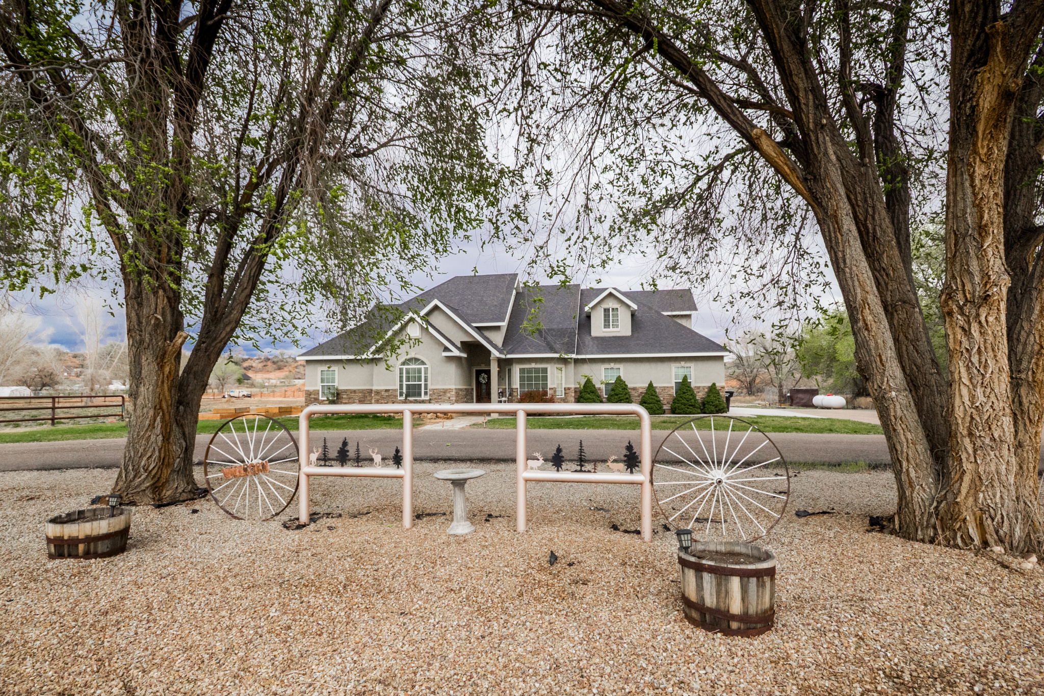 COUNTRY ROAD - Residential