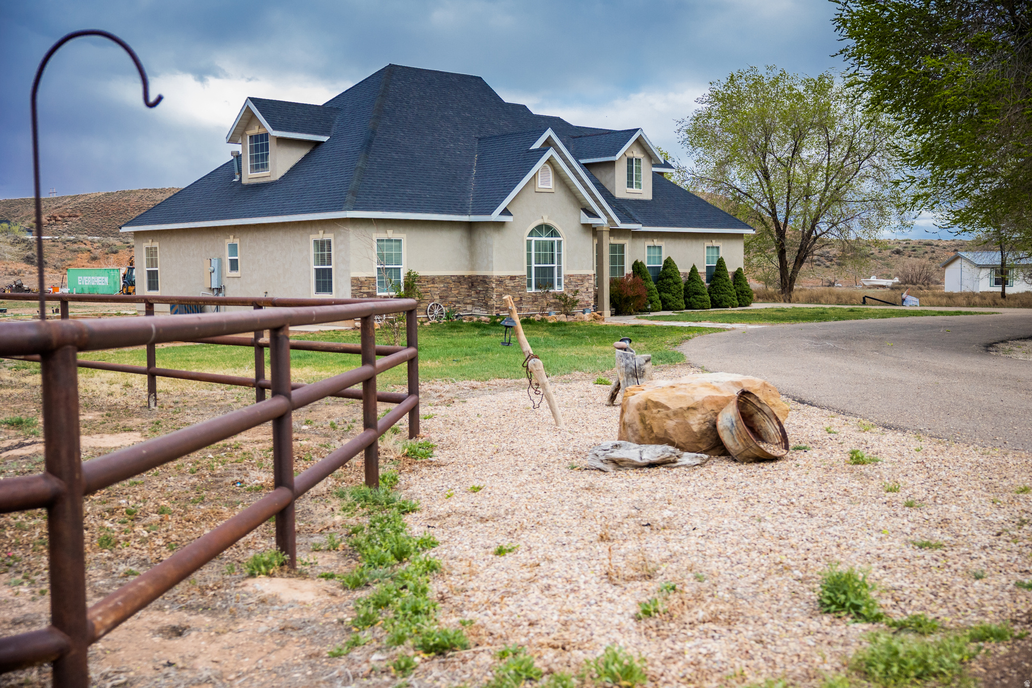 COUNTRY ROAD - Residential