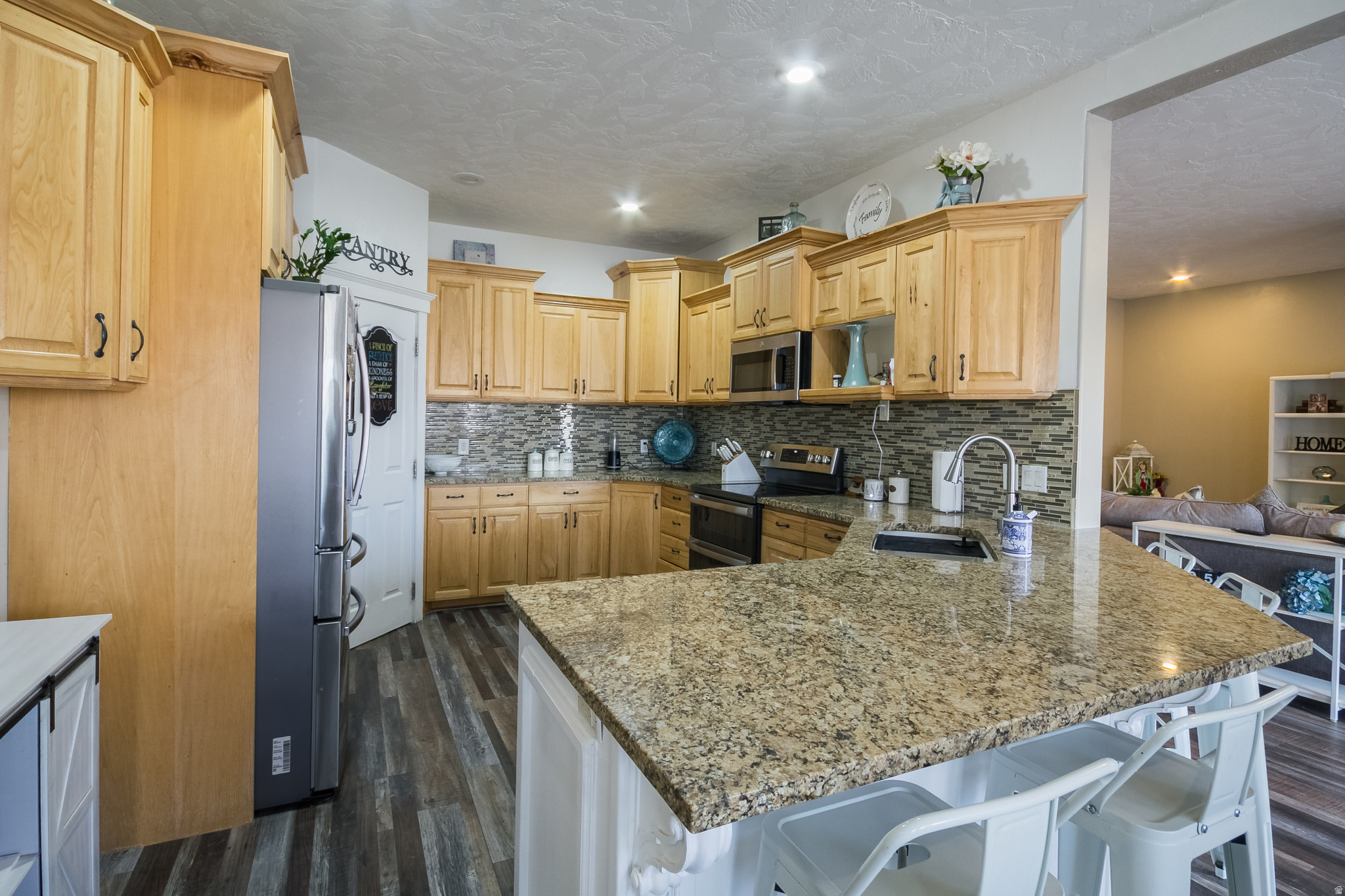 COUNTRY ROAD - Residential