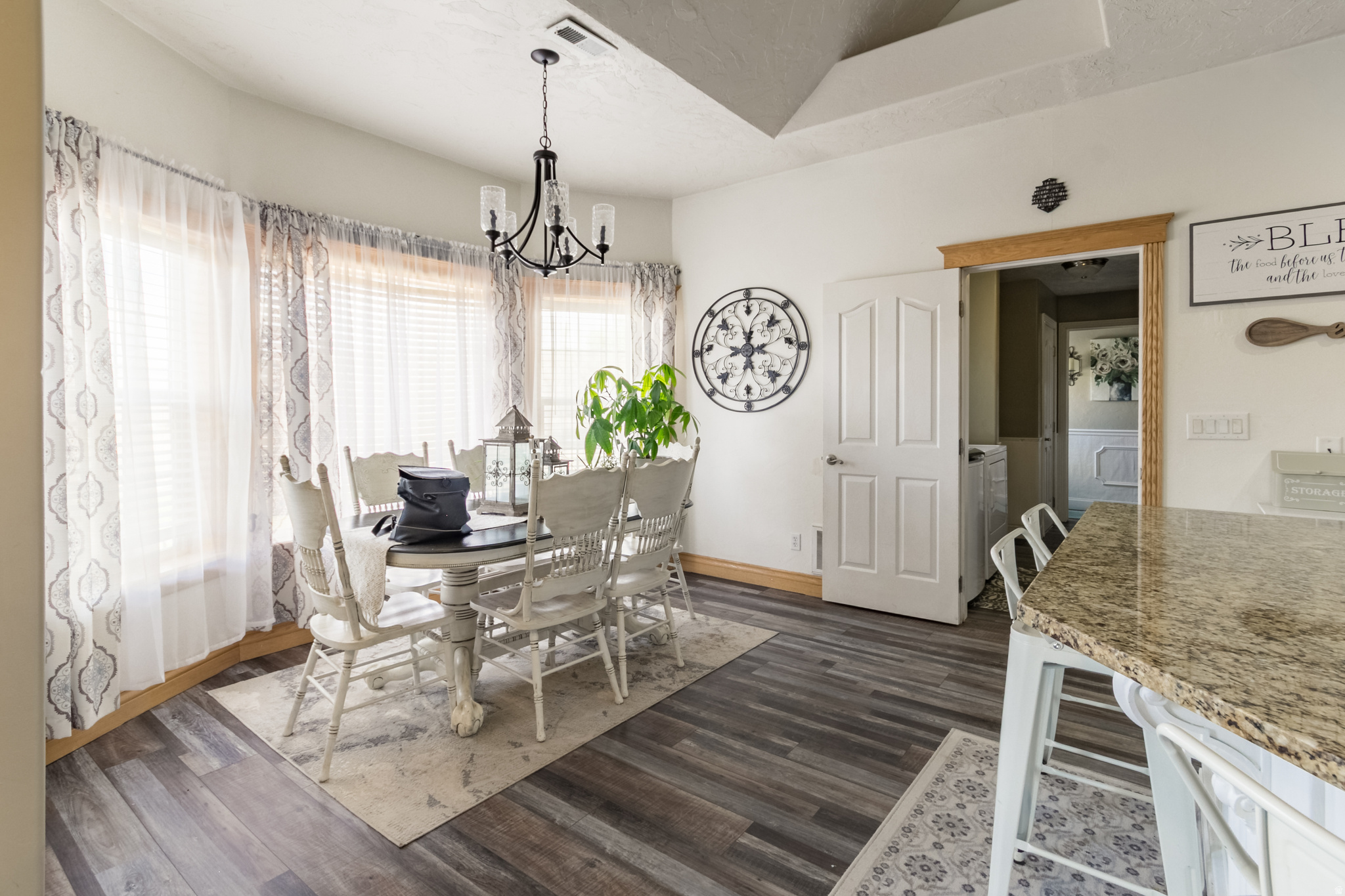 COUNTRY ROAD - Residential