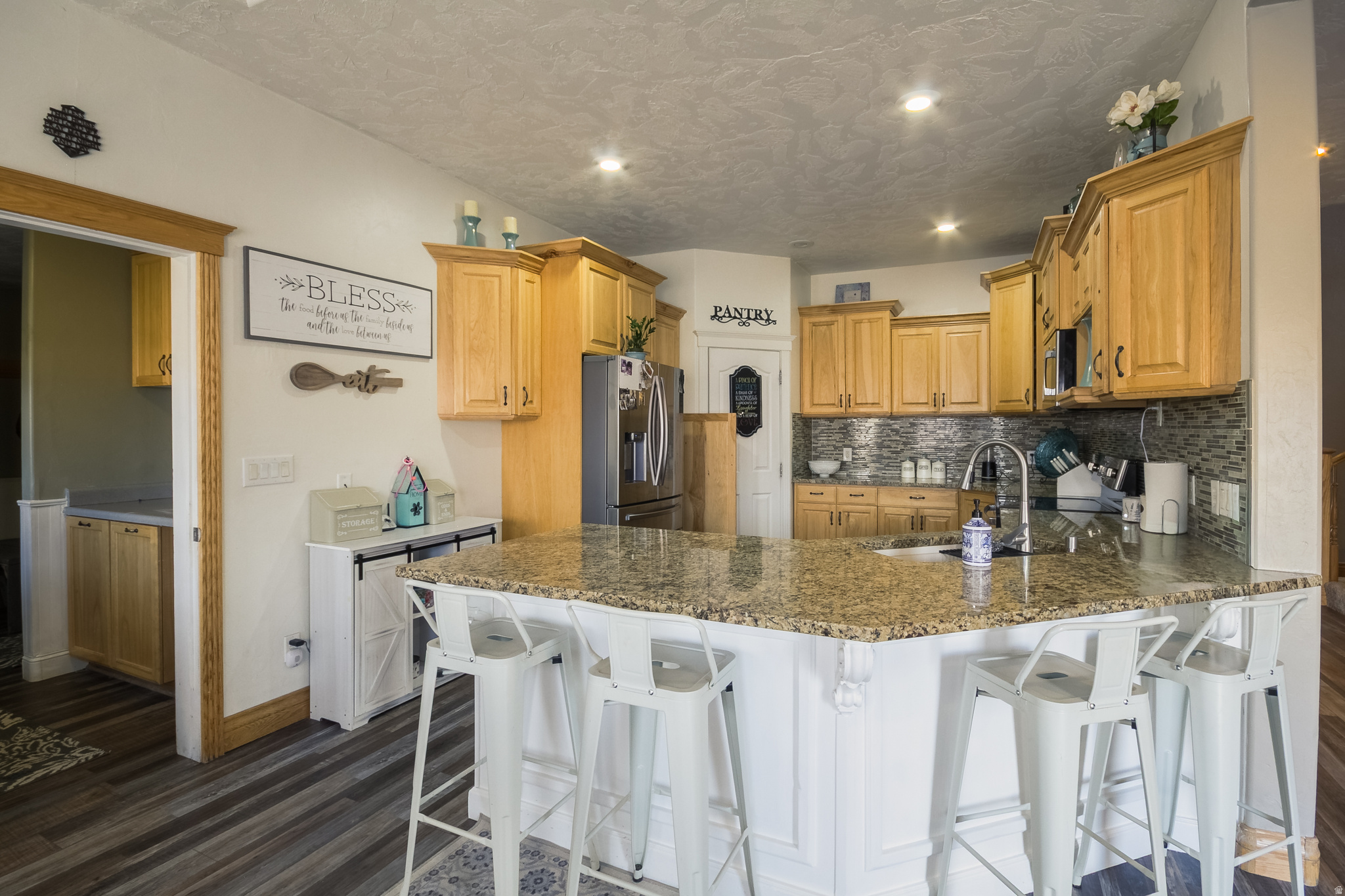 COUNTRY ROAD - Residential