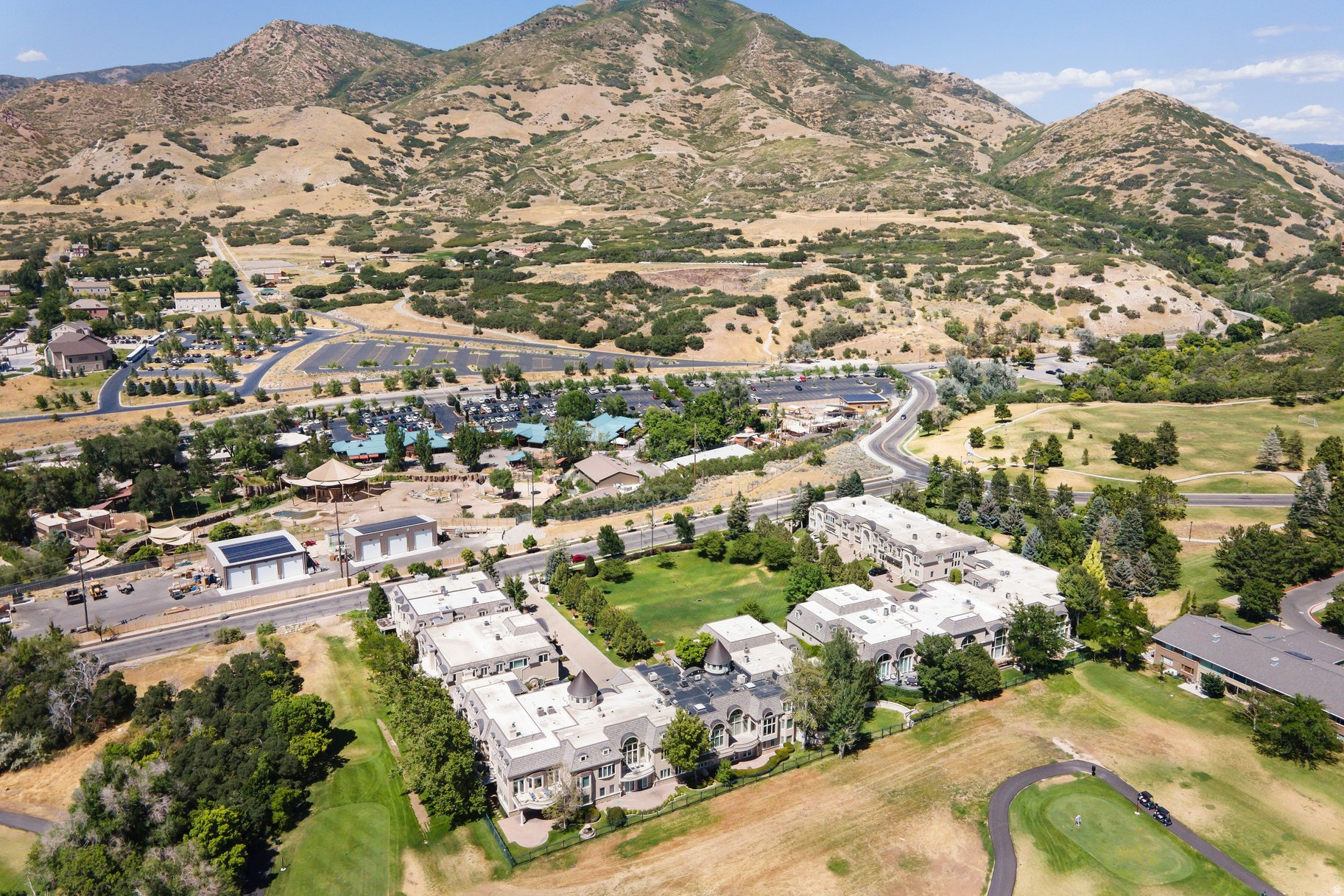 CHATEAX ON THE GREEN - Residential