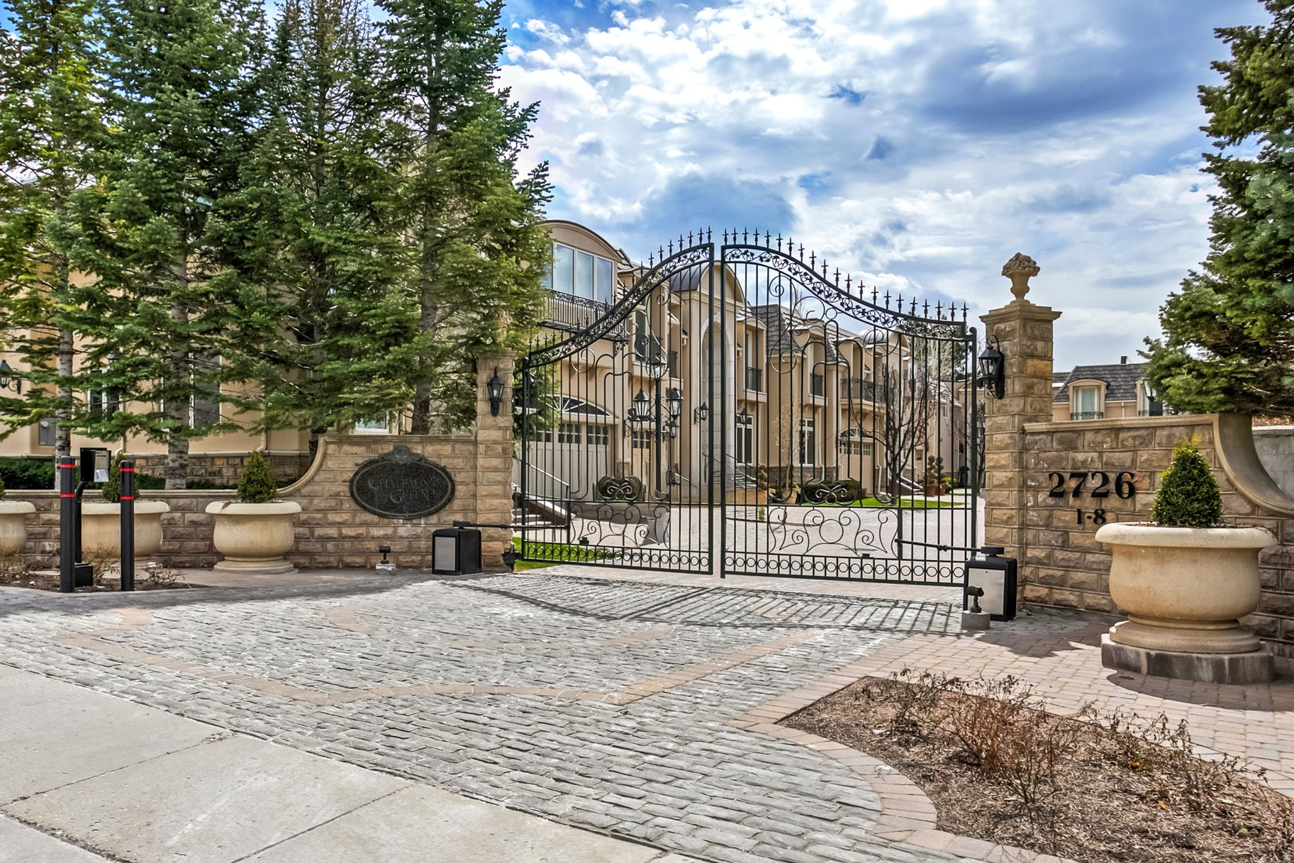 CHATEAX ON THE GREEN - Residential