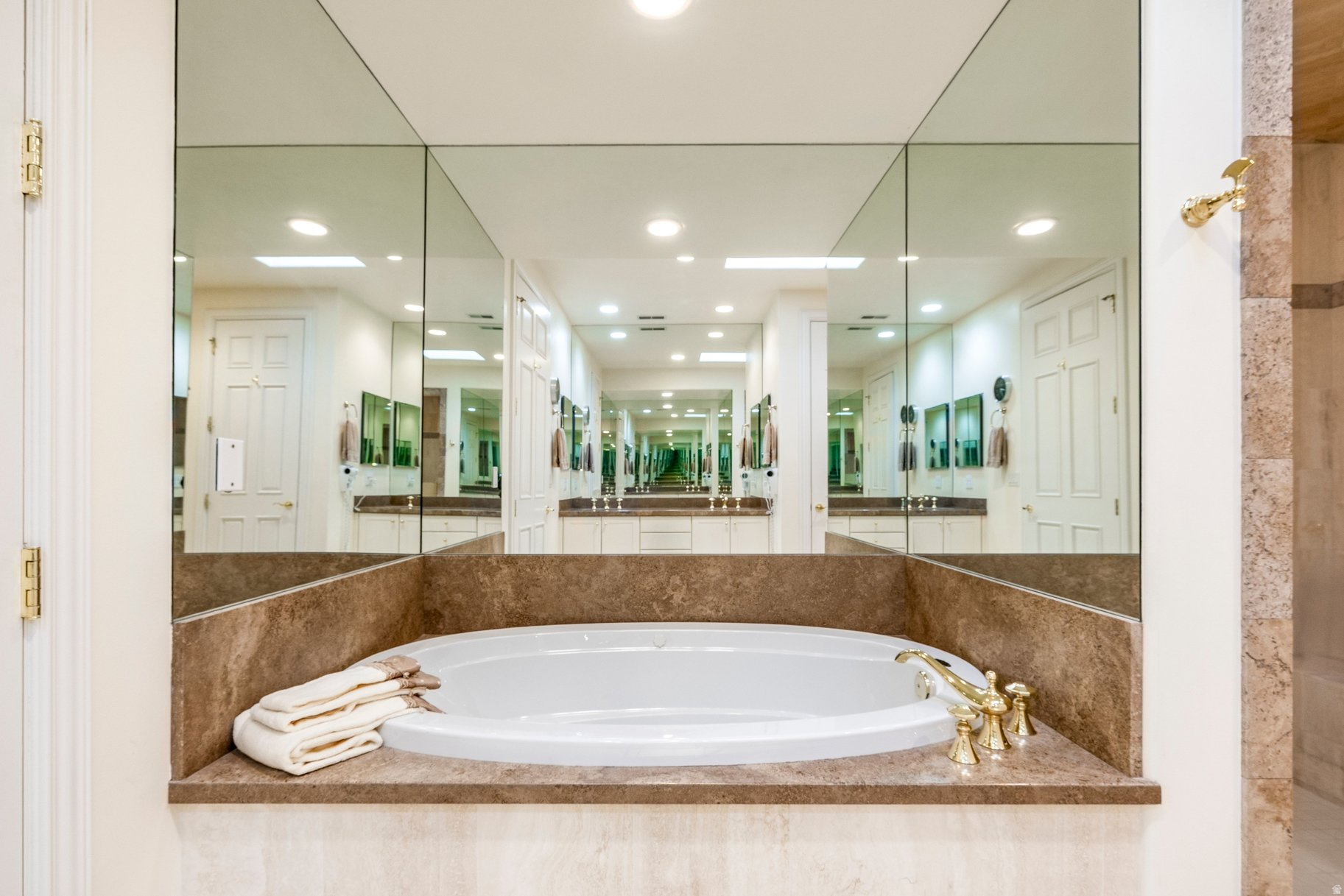 CHATEAX ON THE GREEN - Residential