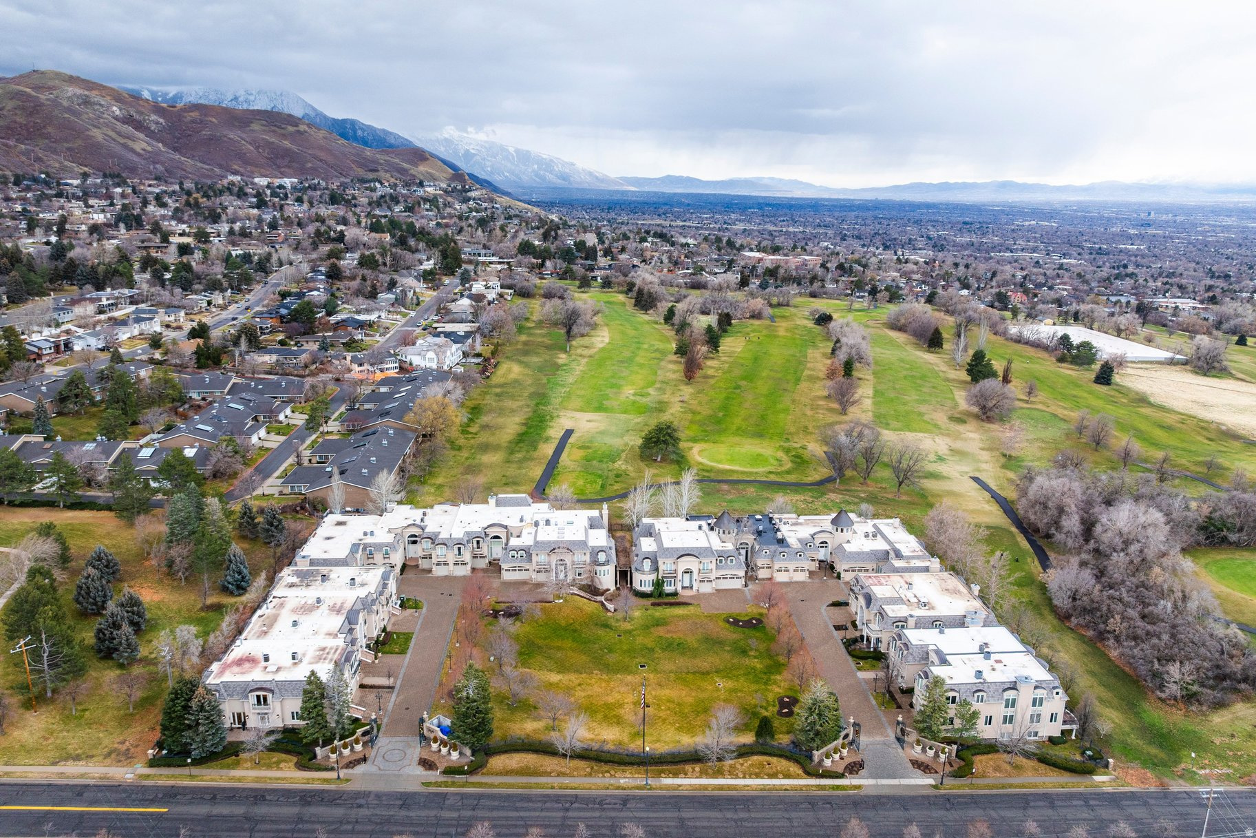 CHATEAX ON THE GREEN - Residential