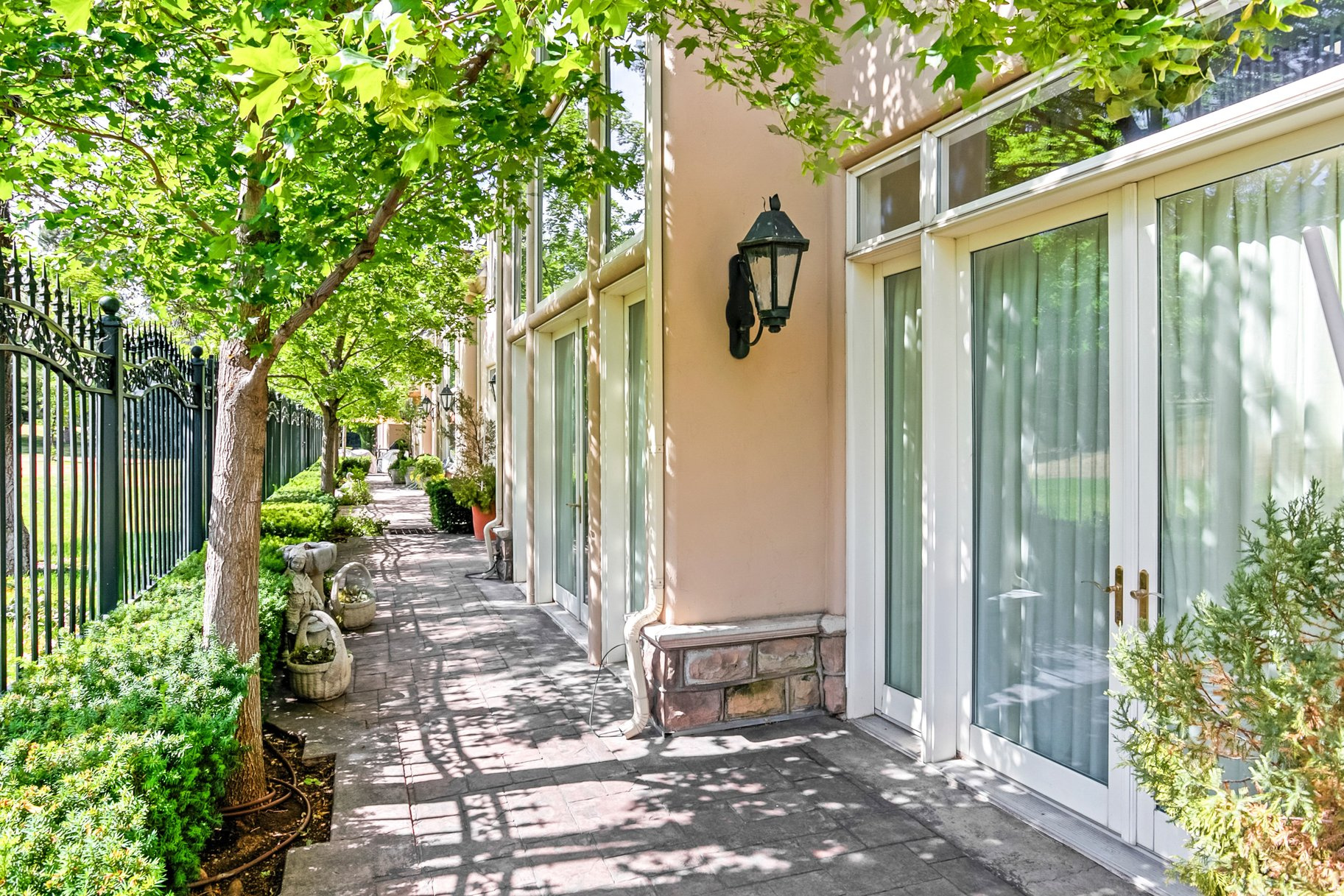 CHATEAX ON THE GREEN - Residential