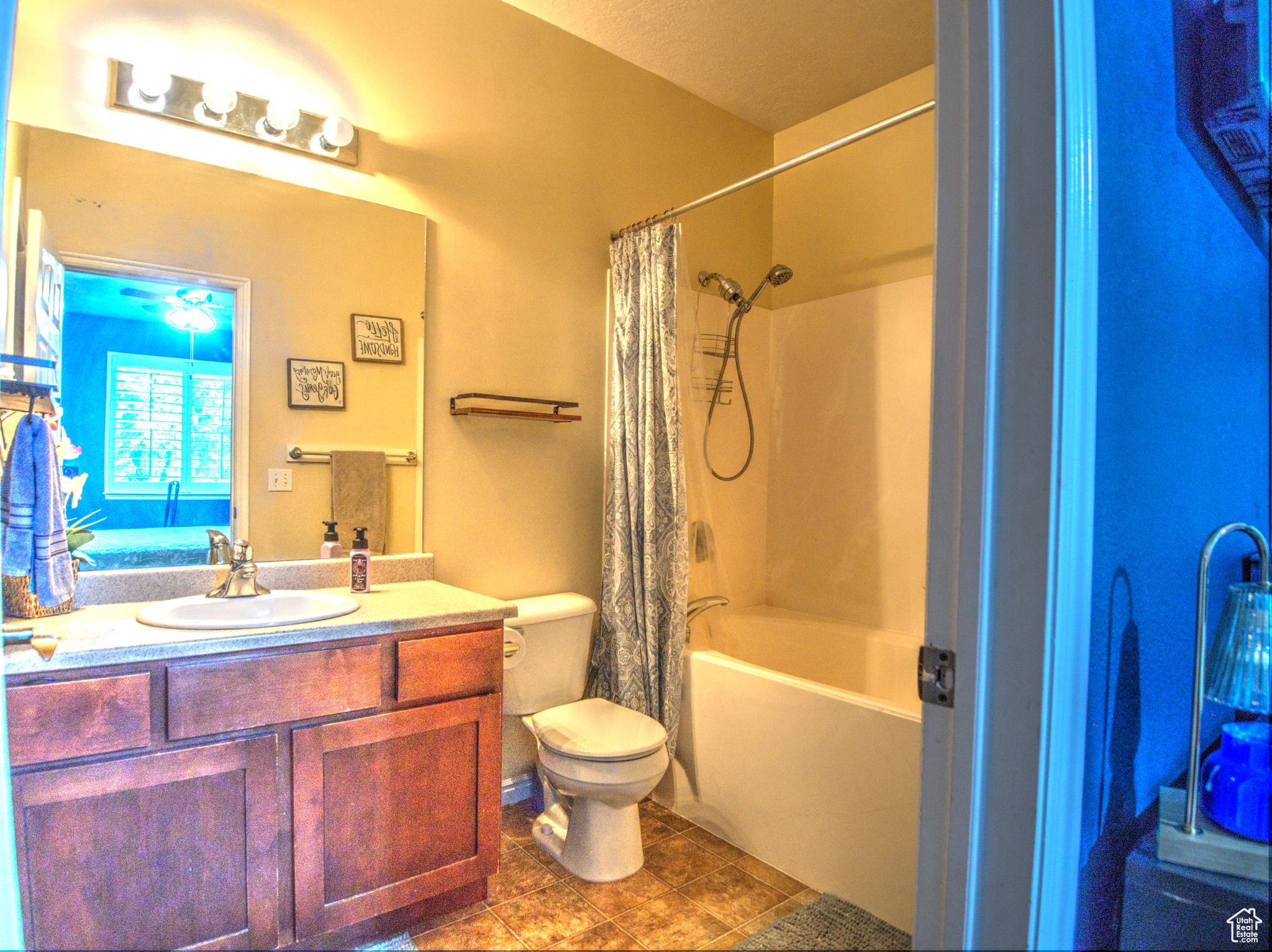 THE TOWNS AT HUNTER VILLAGE - Residential