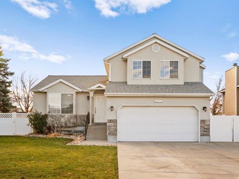 Photo of 1234 E SANDY RIDGE DR, Sandy, UT 84094 (MLS # 2123801)
