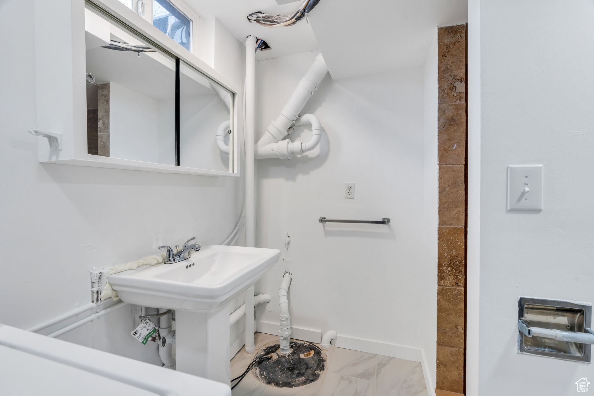 Main image without alt text