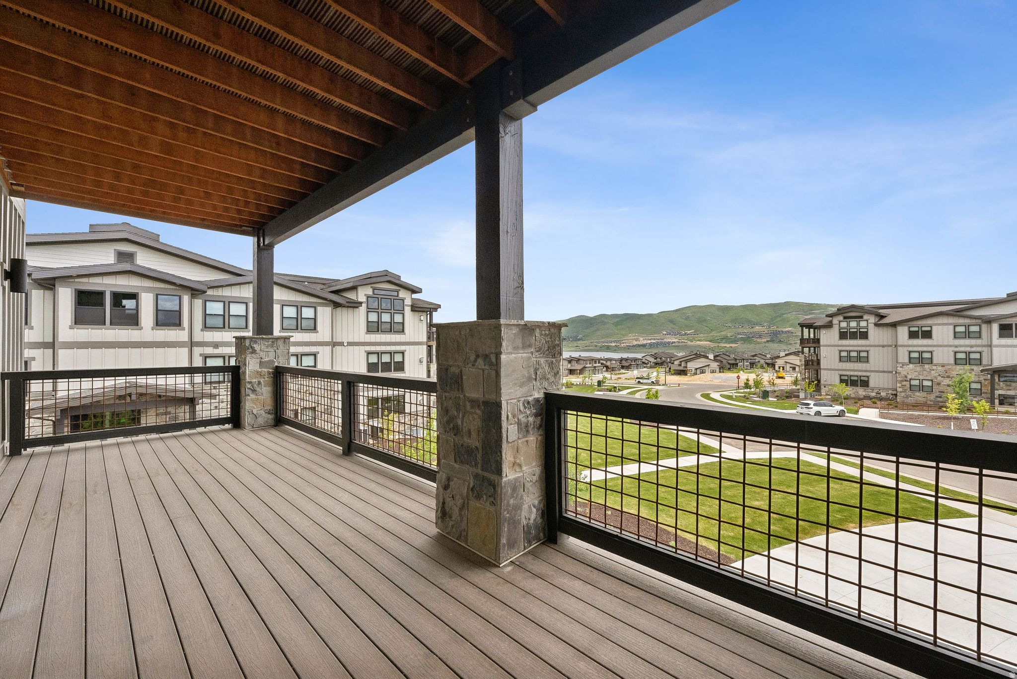 MAYFLOWER LAKESIDE - Residential