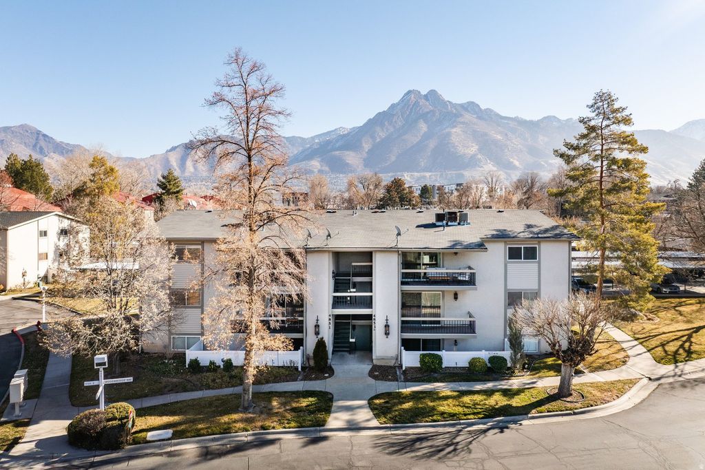 Photo of 4851 WOODBRIDGE DR #41, Salt Lake City, UT 84117 (MLS # 2136520)