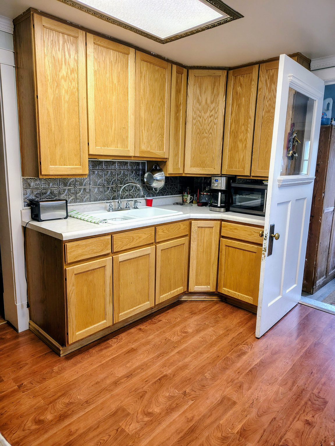 Main image without alt text