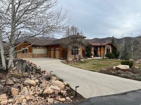 Photo of 47 S MEADOW DR, Springville, UT 84663 (MLS # 2145130)