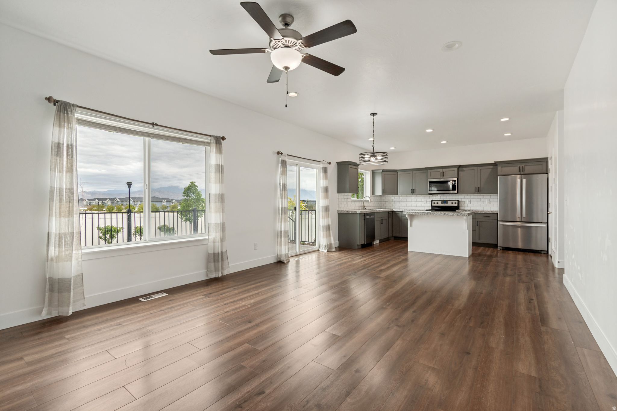 SILVER LAKE - Residential