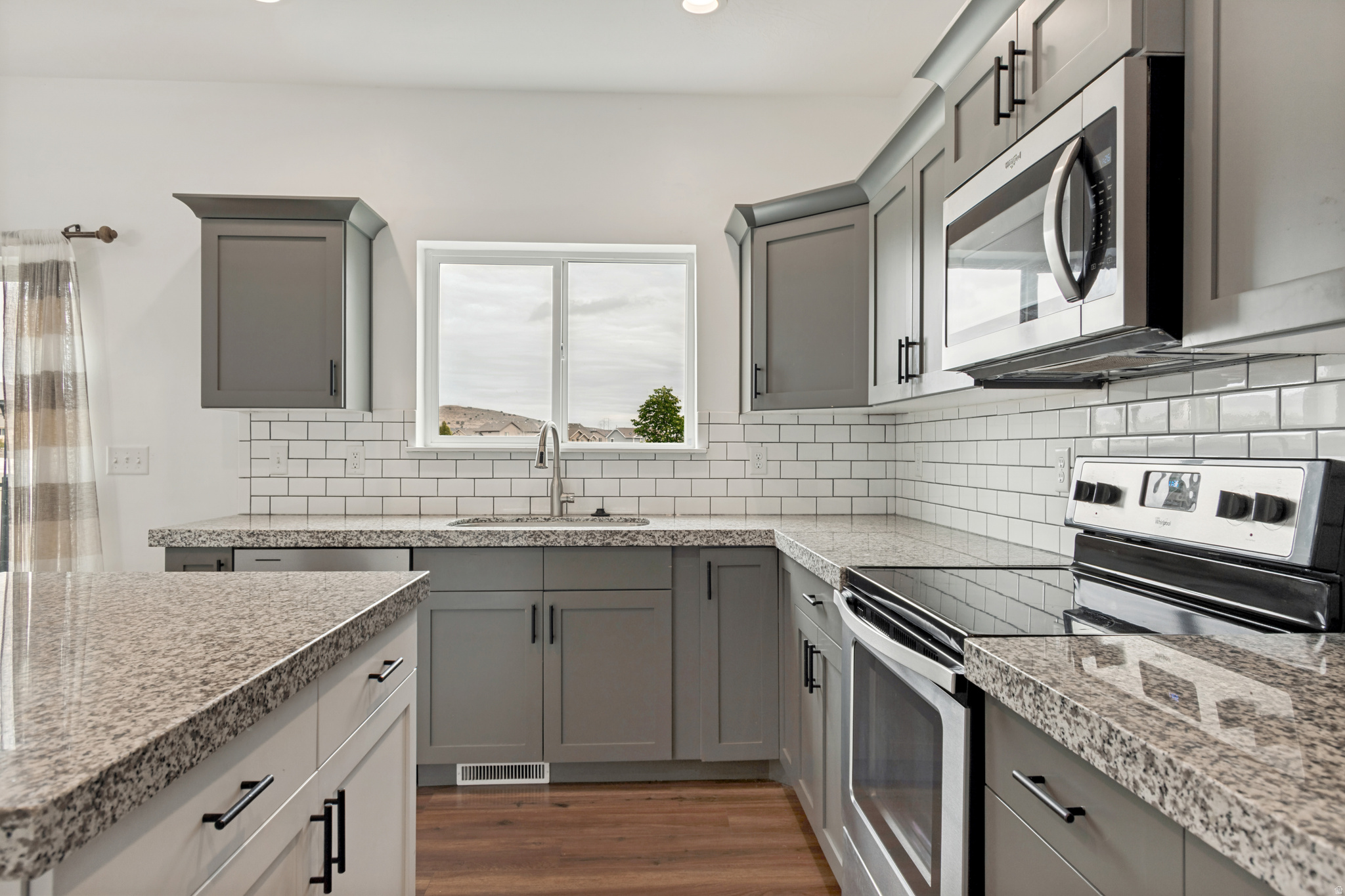 SILVER LAKE - Residential