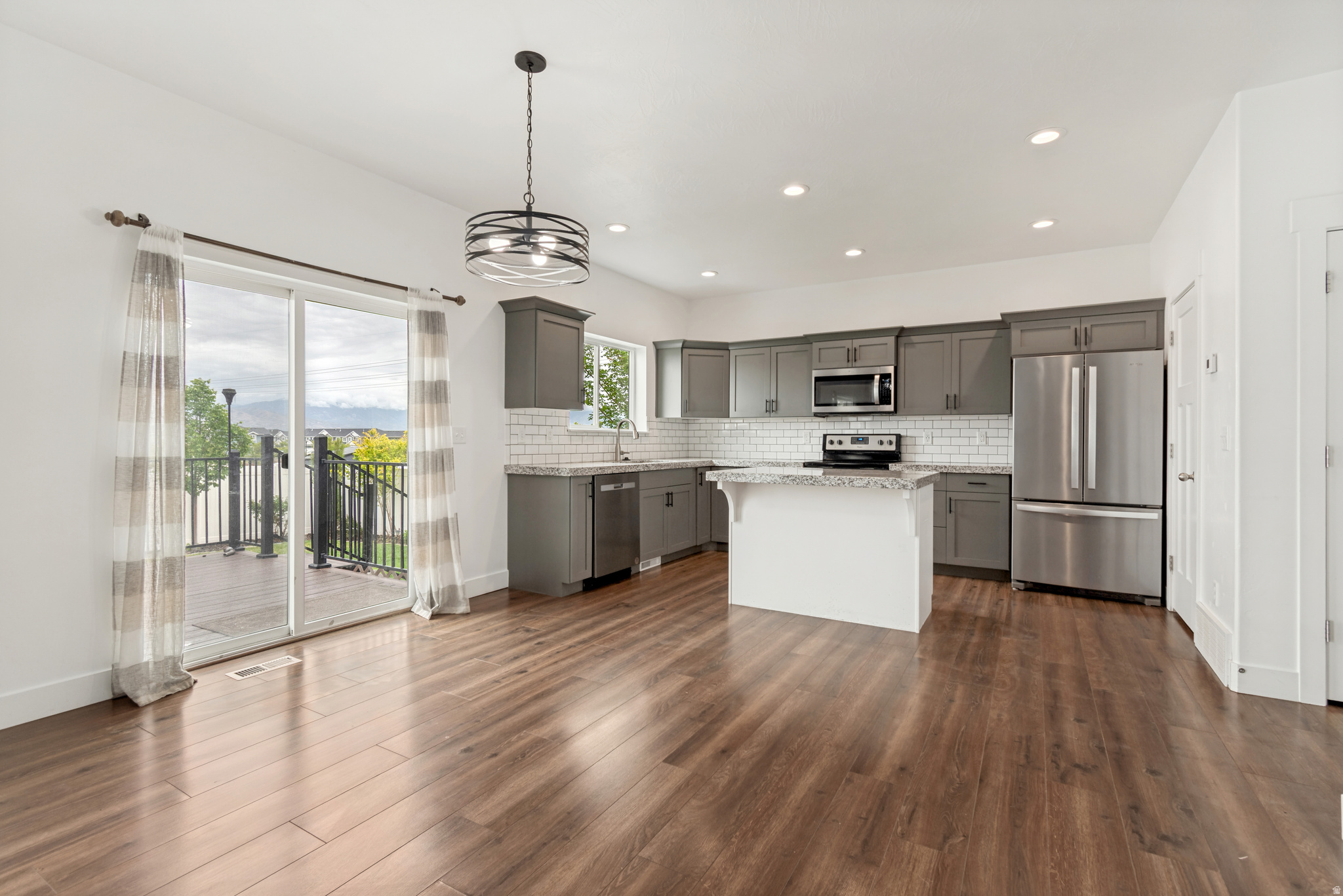 SILVER LAKE - Residential