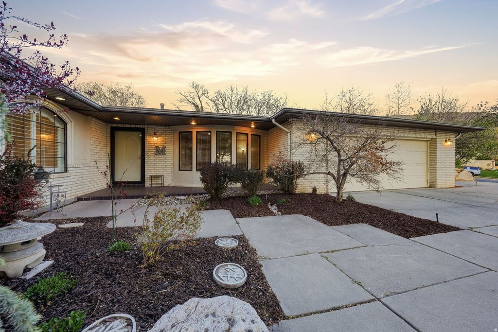 Photo of 1109 E SHERWOOD DR, Kaysville, UT 84037 (MLS # 2146034)