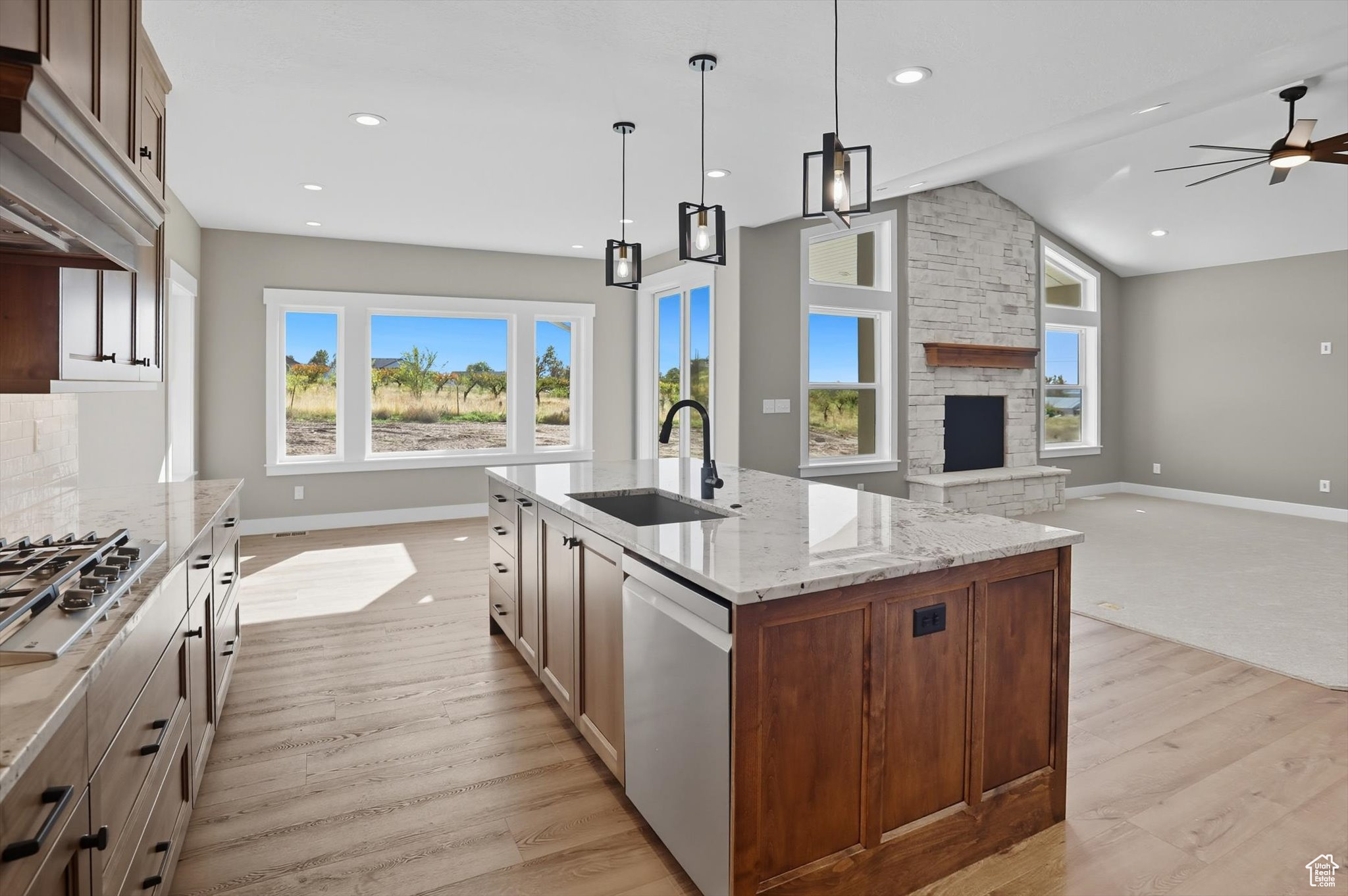 MOUNTAIN SIDE - Residential