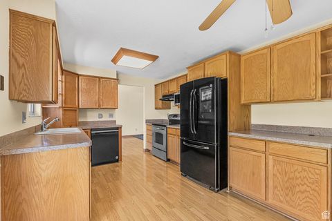 Tiny photo for 272 N PIN OAK LN, Kaysville, UT 84037 (MLS # 2114306)