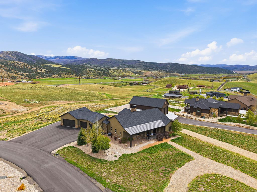 Photo of 402 SHADOW HILL RD, Wanship, UT 84017 (MLS # 2154259)