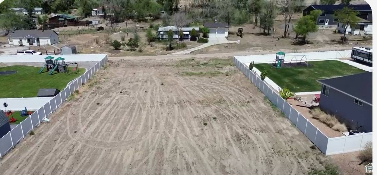 COUNTRY CORNER - Land