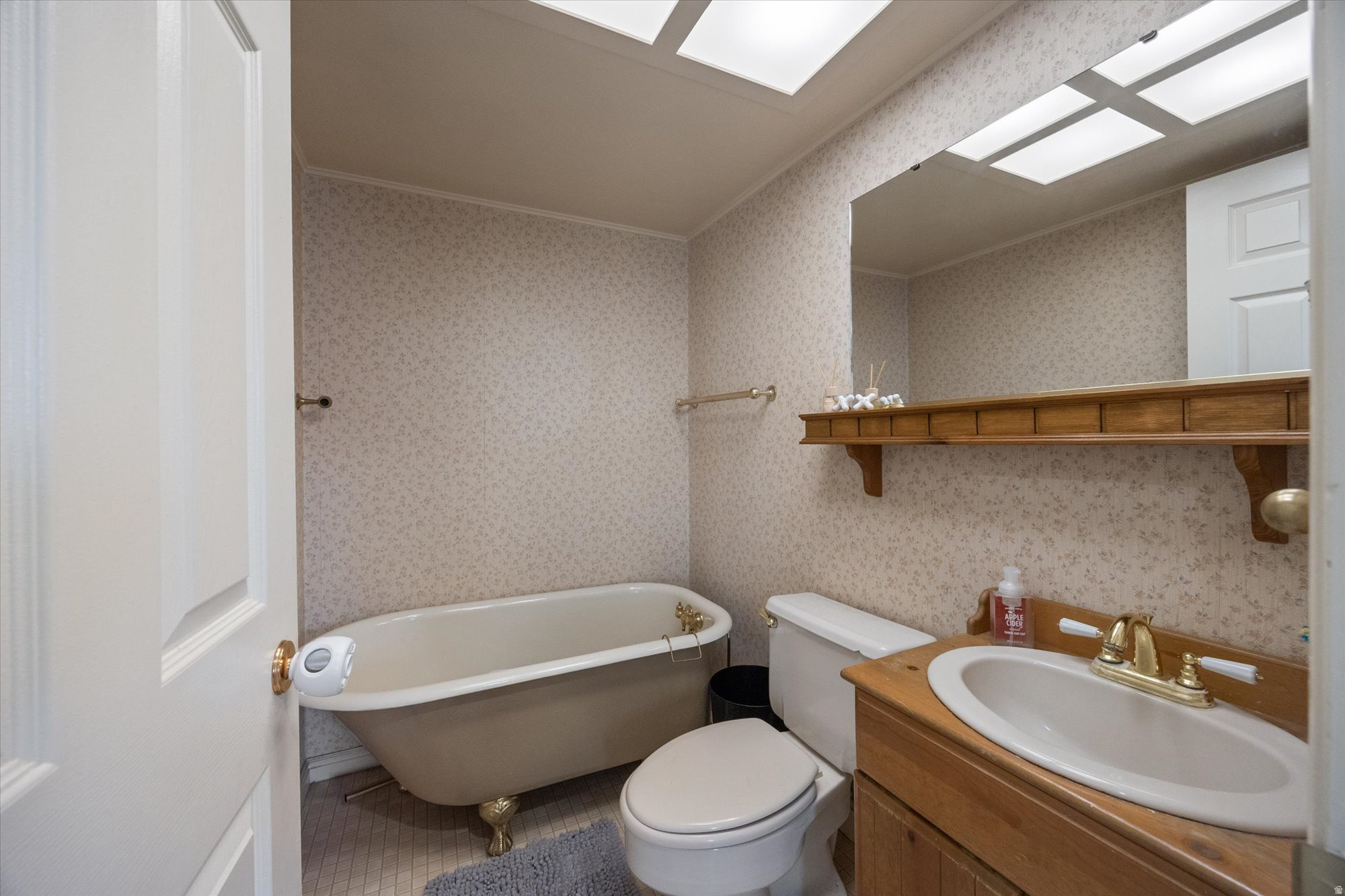 Main image without alt text