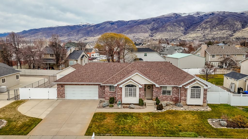 Photo of 954 W RUBY WAY, West Bountiful, UT 84087 (MLS # 2128113)